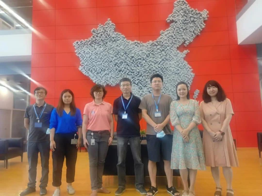 AutoChips��ϯ������������һ����ò����й� ˫������һ����ǿ���������